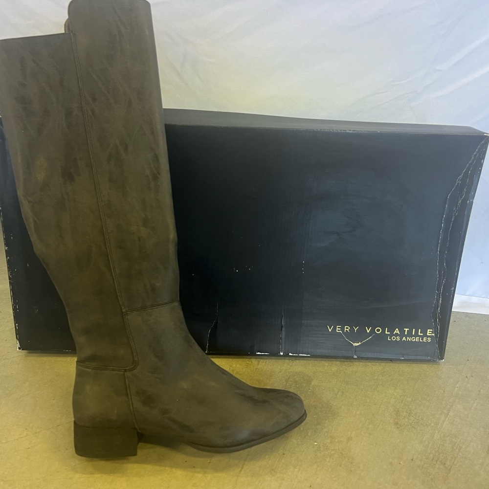 Very volatile black tall boots, vineyard size 6 1/2